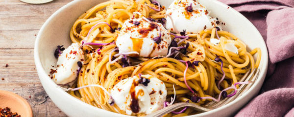 spaghetti au vinaigre balsamique et aux oignons rouges