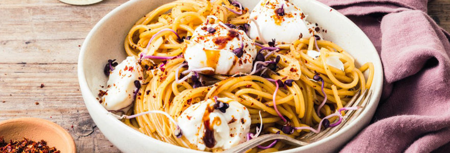 spaghetti au vinaigre balsamique et aux oignons rouges